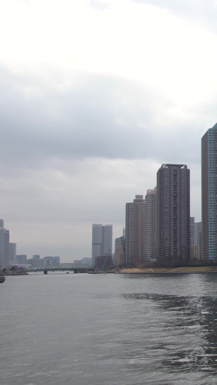 Plano geral de arranha-céus e da Ponte Chuo Ohashi ao longo do Rio Sumida em Tóquio