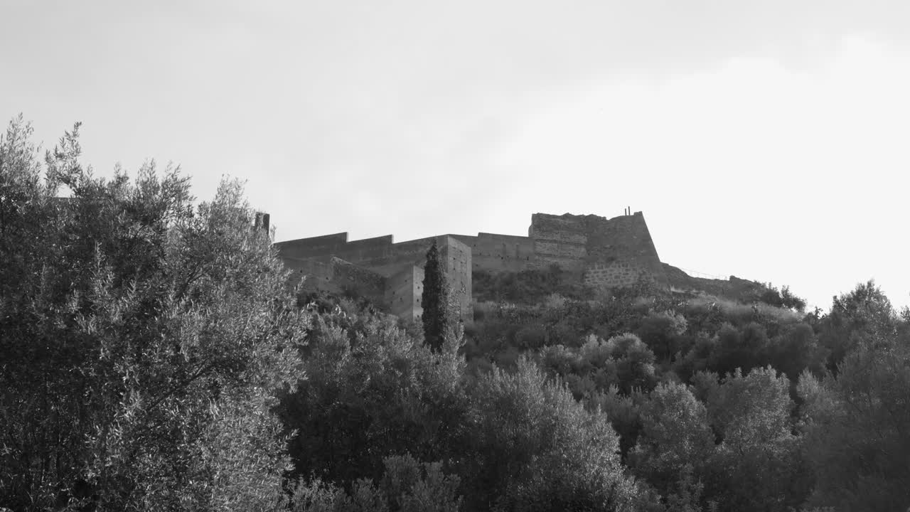 bajo ángulo del castillo de sagunto en españa en blanco y negro