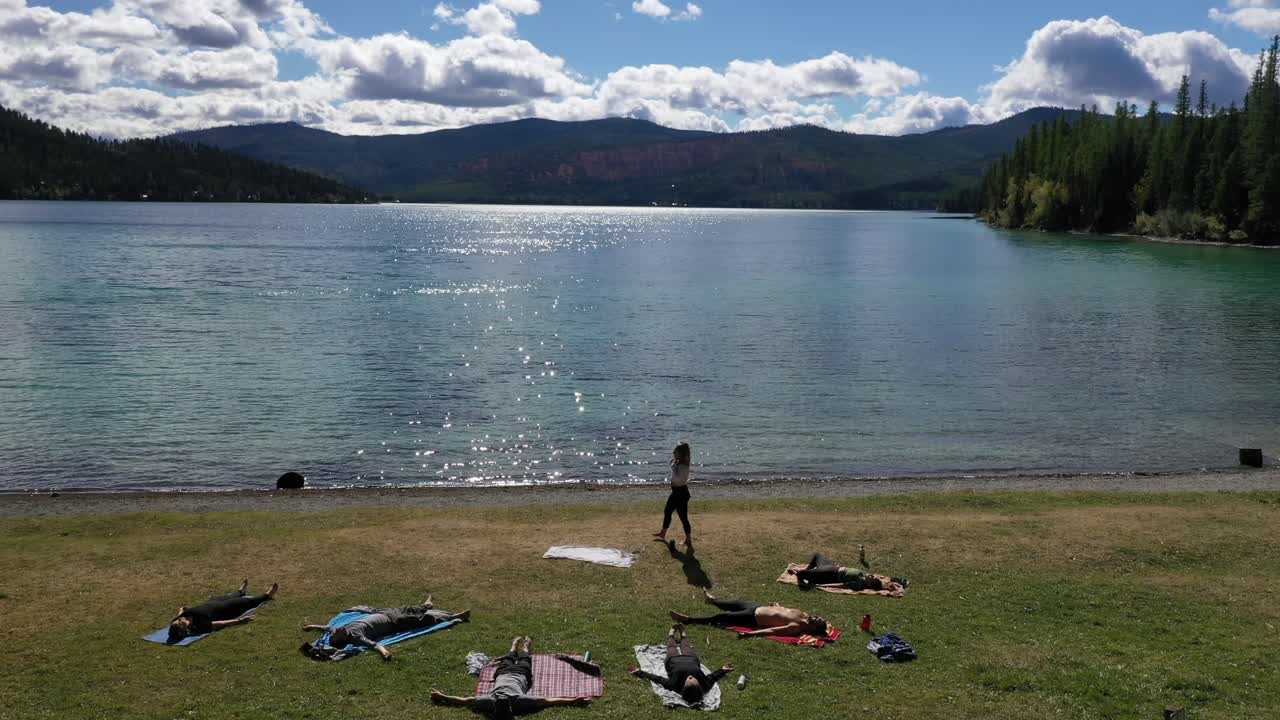 Folk under udendørs yogasessioner i South Lake Ashley, Montana, USA