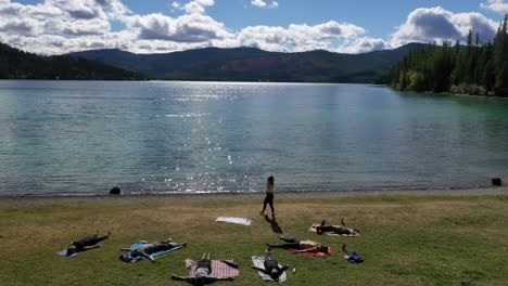 Personas-Durante-Las-Sesiones-De-Yoga-Al-Aire-Libre-En-South-Lake-Ashley,-Montana,-Estados-Unidos