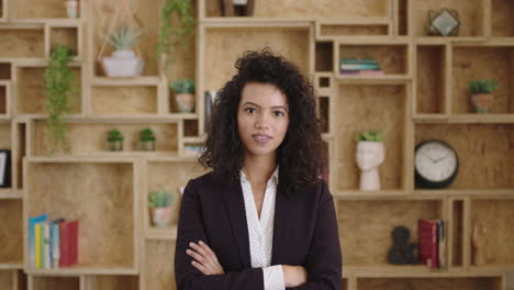 retrato en primer plano de una hermosa y elegante mujer de negocios hispana con los brazos cruzados con un aspecto confiado, pensativo y reflexivo ante la cámara