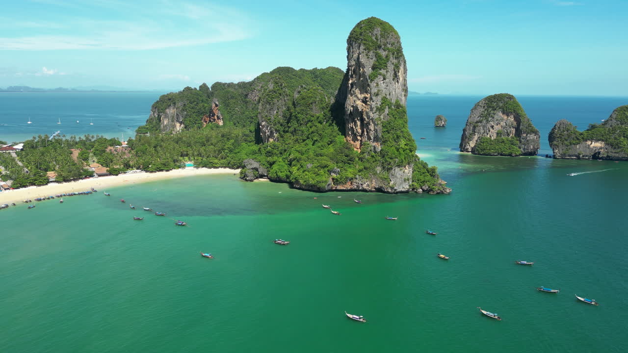 Ripresa aerea sopra Railay Beach ad Ao Nang, Krabi, Thailandia