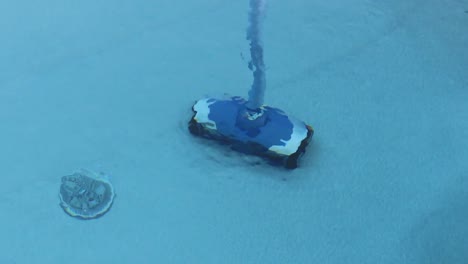 robot automatico piscina aspiradora de lujo dando vueltas