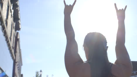 chica en la esquina de la calle vuela la cabra en el aire y sonríe a la cámara