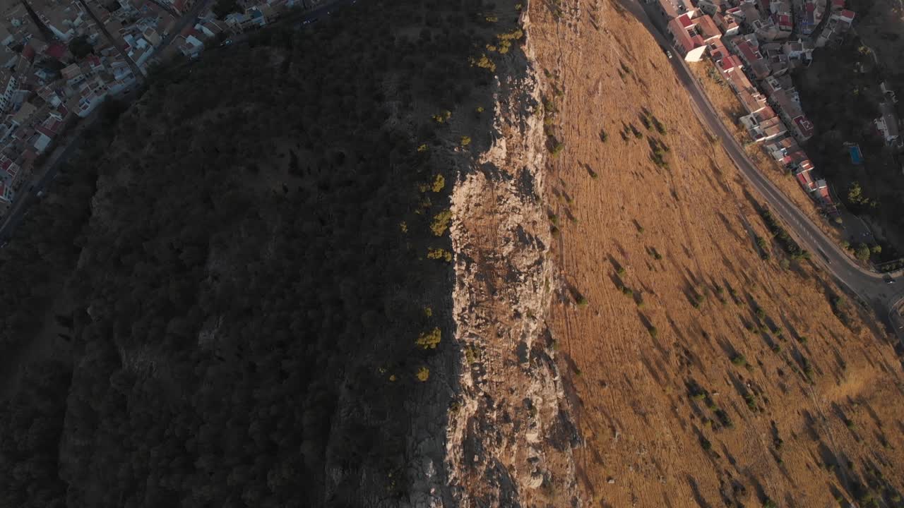 castillo de jaen, españa castillo de jaen volando y tomas terrestres desde este castillo medieval en una tarde de verano, tambien muestra la ciudad de jaen hecha con un drone y una camara de accion a 4k 24fps usando filtros nd-23