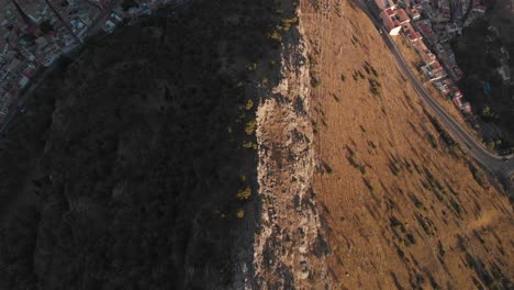 Castillo-De-Jaen,-Spanien-Jaens-Burg-Fliegende-Und-Bodenaufnahmen-Von-Dieser-Mittelalterlichen-Burg-Am-Nachmittag-Im-Sommer,-Es-Zeigt-Auch-Die-Stadt-Jaen,-Die-Mit-Einer-Drohne-Und-Einer-Action-kamera-Mit-4k-24fps-Unter-Verwendung-Von-Nd-filtern-Aufgenommen-Wurde-23