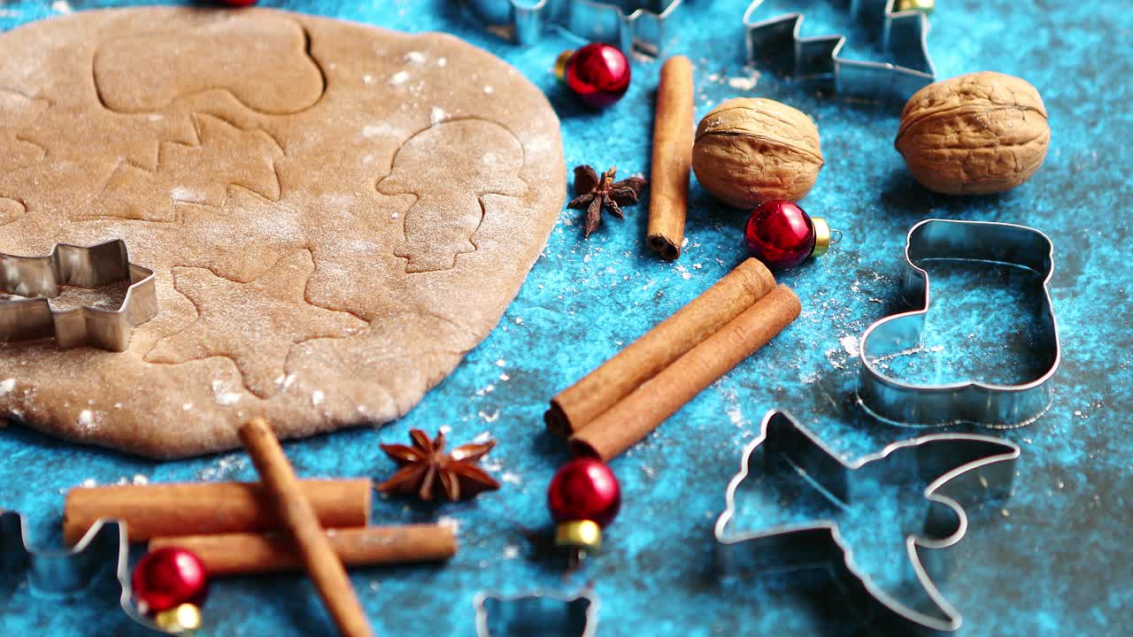 concepto de horneado navideño masa de pan de jengibre con diferentes formas de cortador