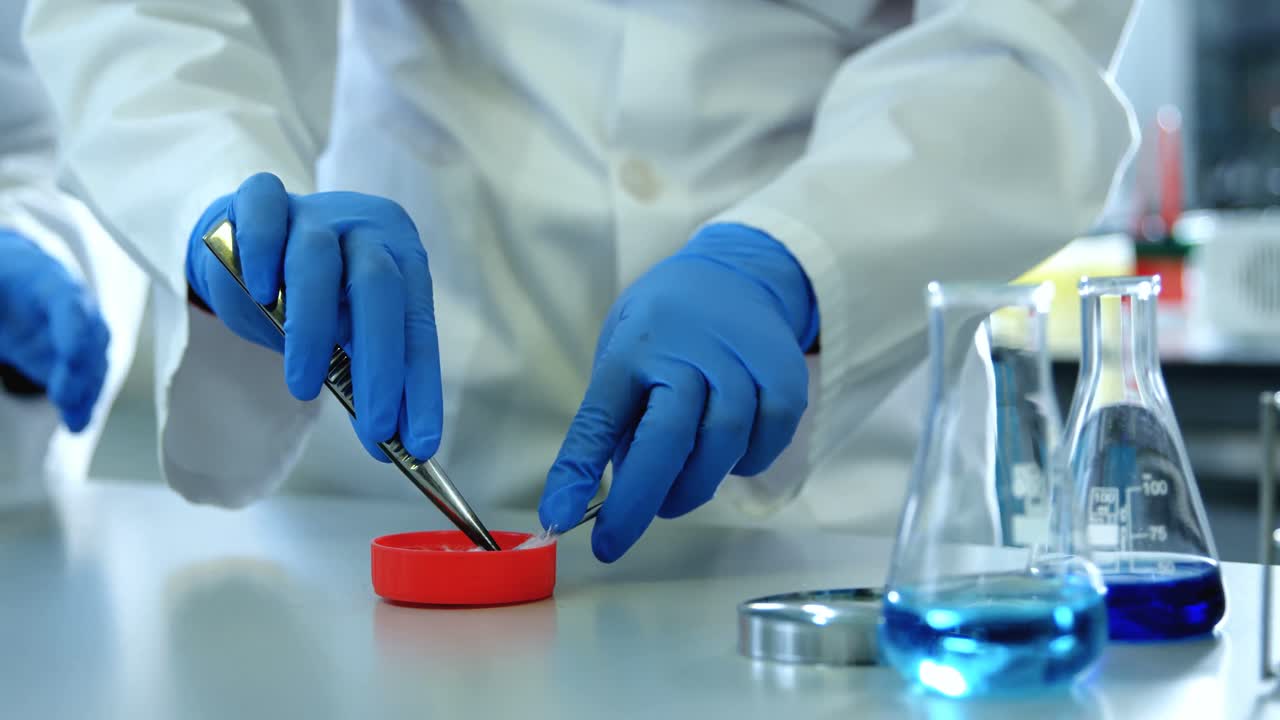 científico masculino experimentando en el laboratorio 4k