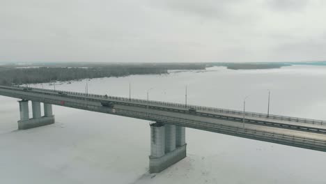 Flycam-Filmt-Riesige-Brücke-Mit-Pylonen-über-Dem-Winterfluss