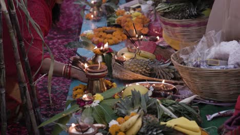 ofertas religiosas sagradas com lâmpada de óleo e frutas para o deus sol hindu no festival de chhath