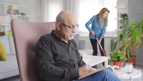 ancianos despreocupados, una pareja de ancianos en casa.
