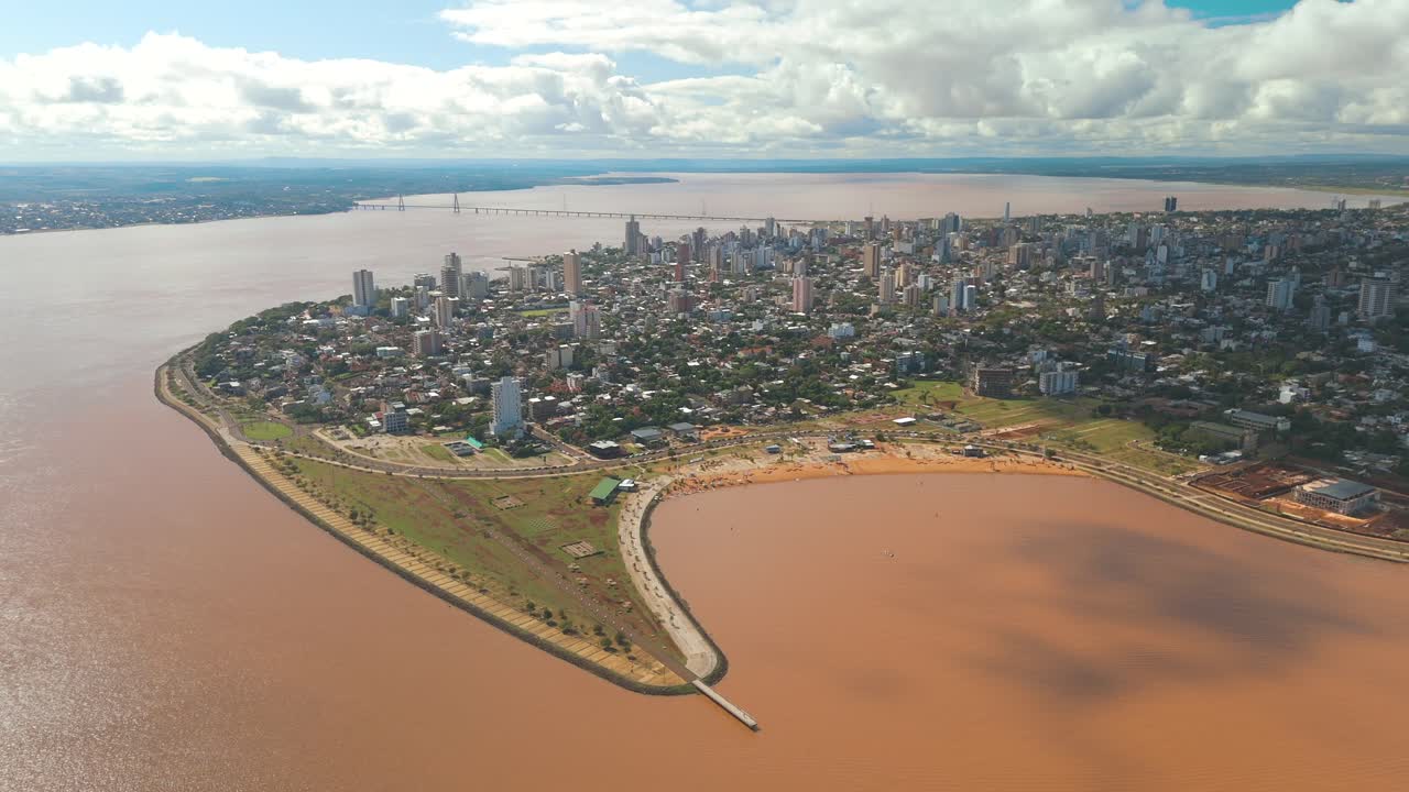 거대한 파라나 강 (paraná river) 의 굴곡을 따라 우아하게 자리잡은 포사다스 (posadas) 의 도시를 새 눈으로 볼 수 있다.