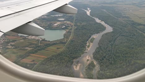 imágenes de río, lago y campos elevados desde la cabina de pasajeros