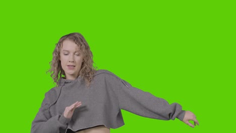 Studioaufnahme-Einer-Jungen-Frau,-Die-Spaß-Beim-Tanzen-Gegen-Green-Screen-Hat-17