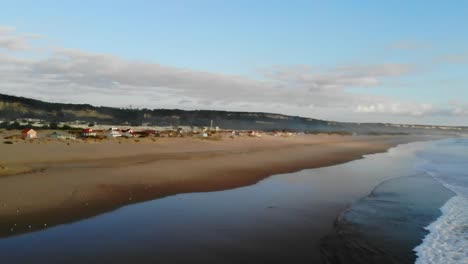 Drohnenaufnahme-Von-Einem-Großen-Strand-Mit-Reflexion-Im-Nassen-Sand