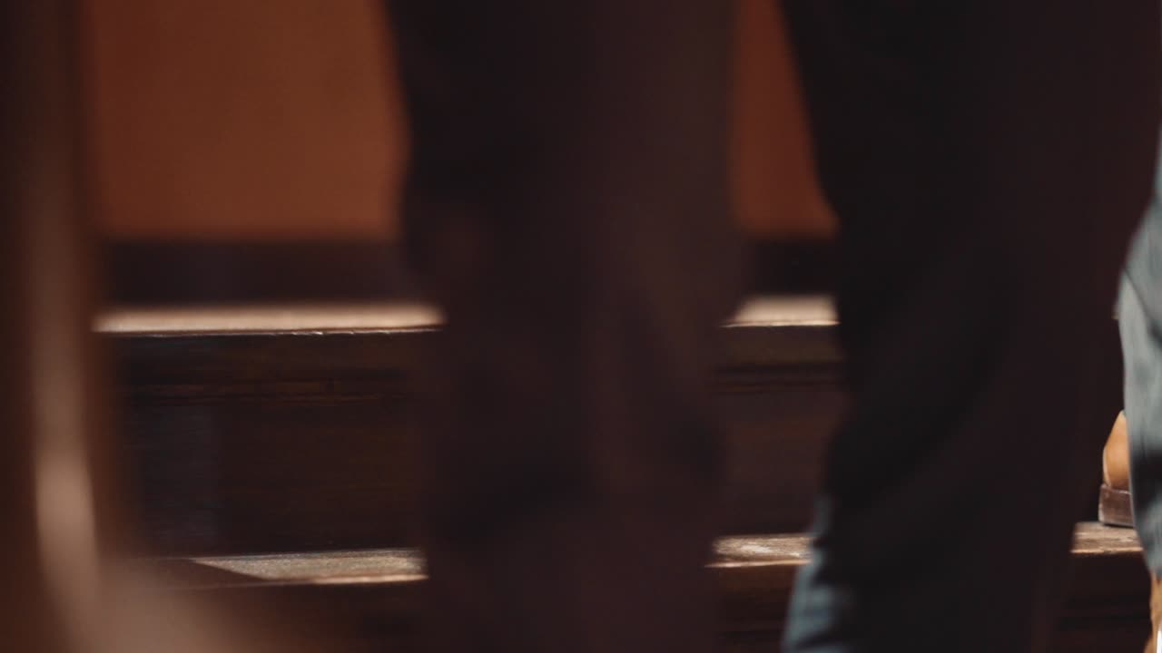 Scarpe lucide di uomini d'affari che scendono le scale al rallentatore.