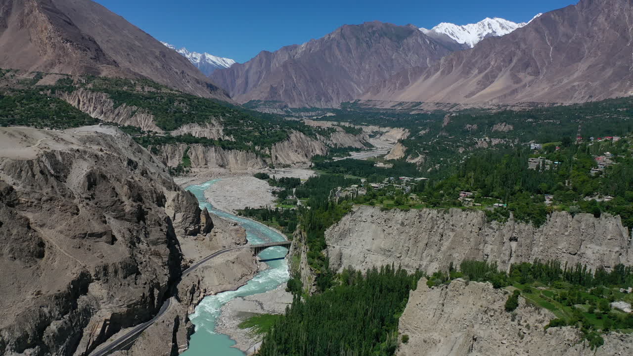 vista aérea épica sobrevolando el impresionante valle del río hunza en pakistán