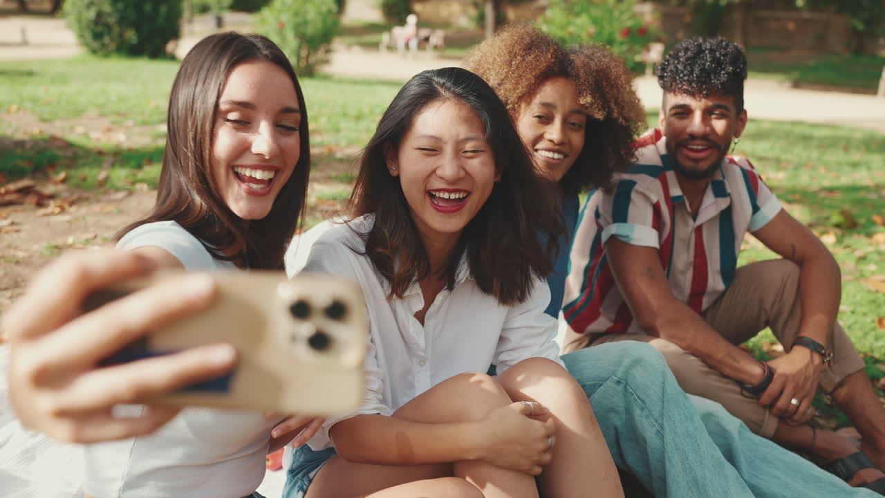 Gruppo di amici che scattano selfie in un parco