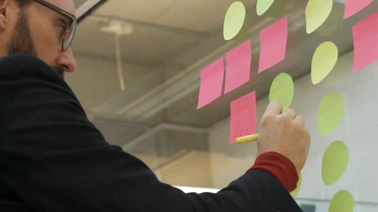 Businessman writing on sticky note 4k
