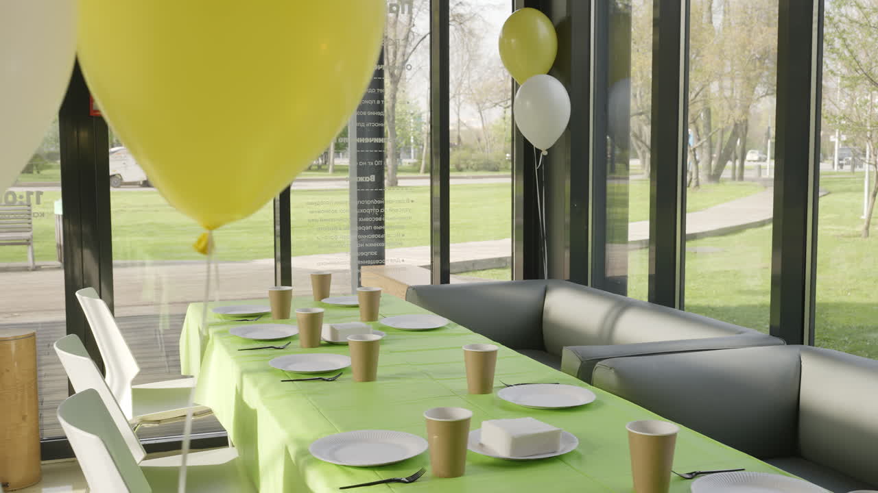 fiesta al aire libre en un moderno pabellón de vidrio