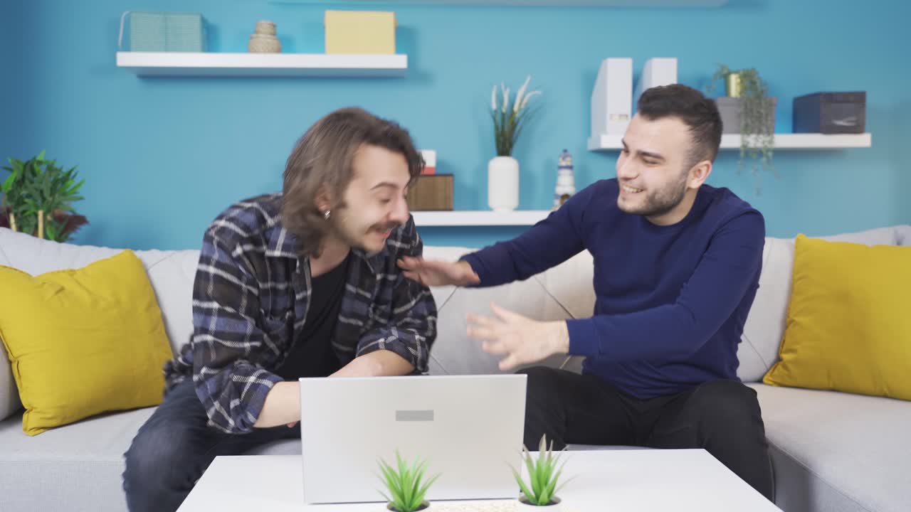 엄격한 남성 친구들이 집에서 대화를 나누고 있습니다.