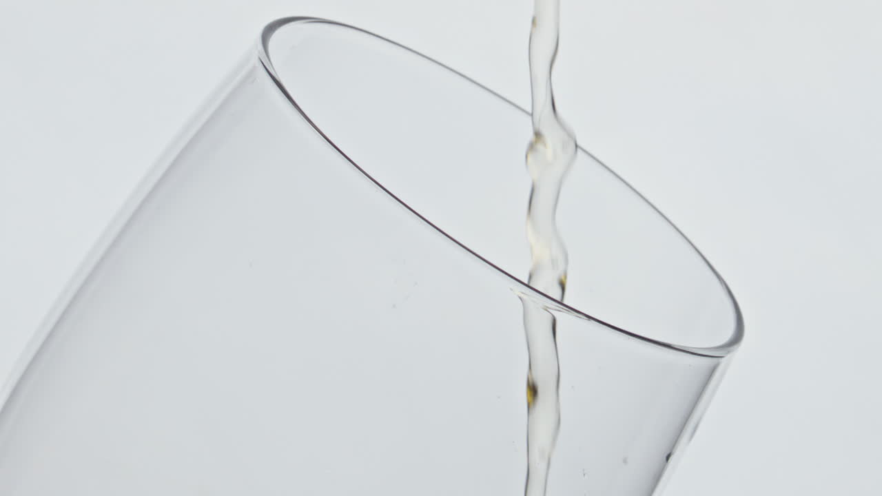 맥주를 는 유리잔 클로즈업 느린 동작. 호피 액체 채우기 깨한 컵