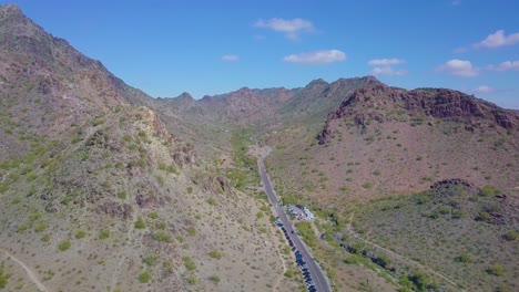 Imágenes-De-Drones-Volando-Alrededor-De-La-Reserva-De-La-Montaña-Pheonix