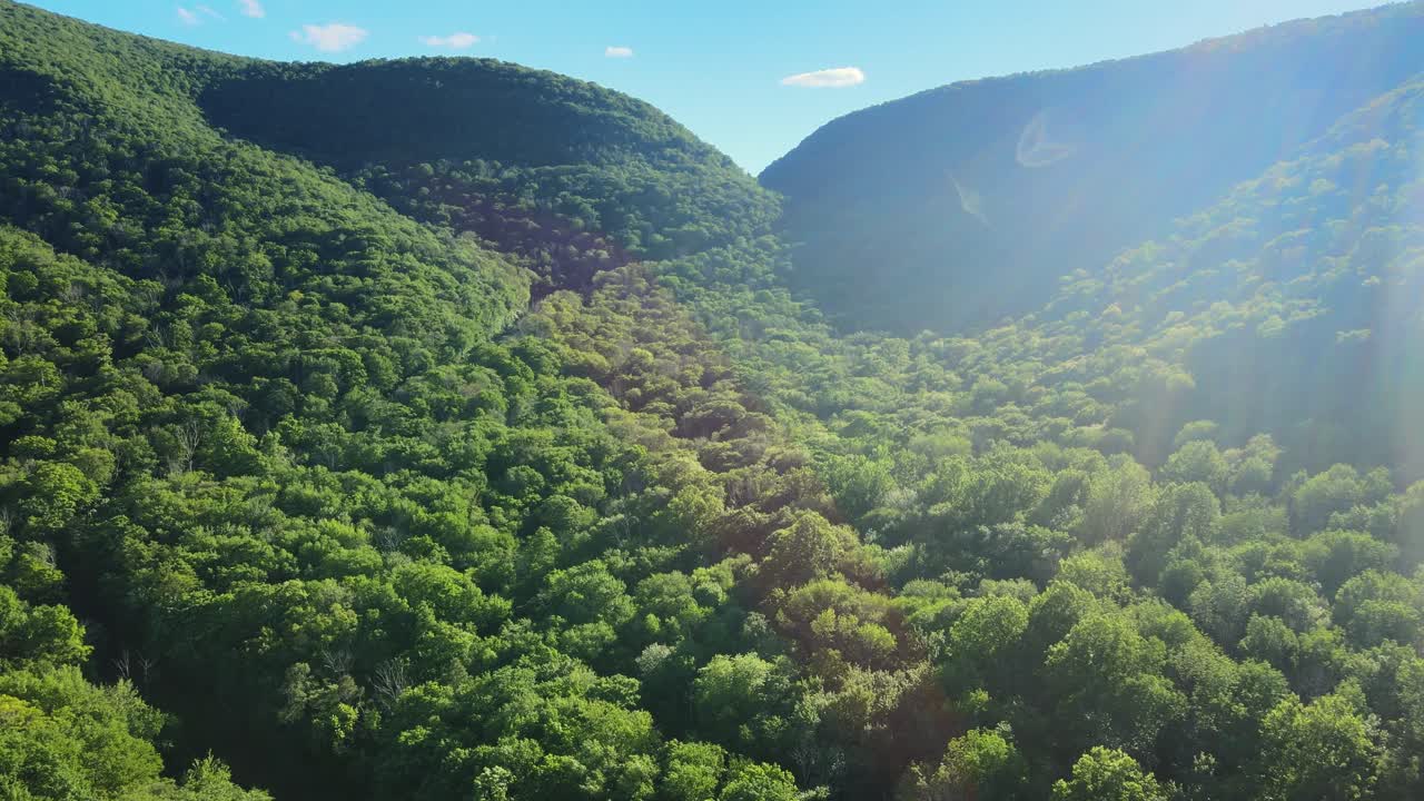 imágenes de video de drones aéreos del horario de verano en las montañas catskill en el valle hudson de nueva york