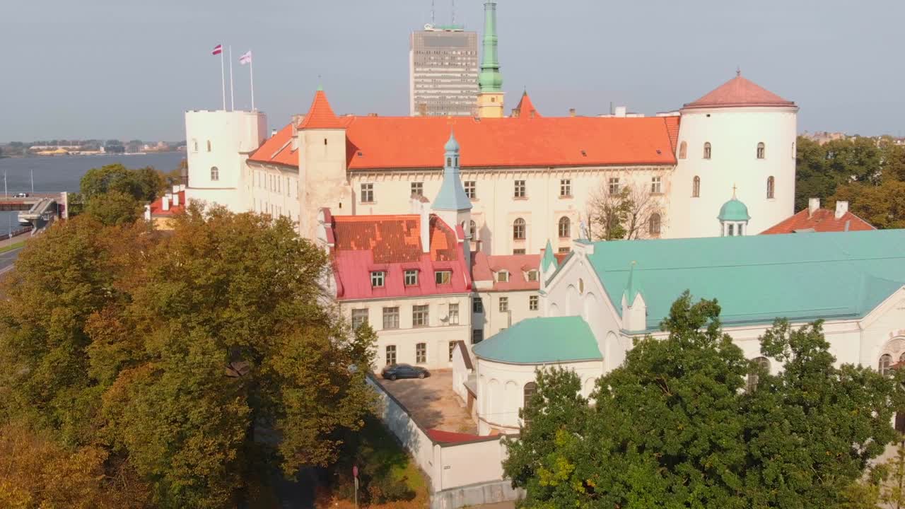 독특한 성 건축 디자인, 리가 도시, 라트비아의 크레인 샷