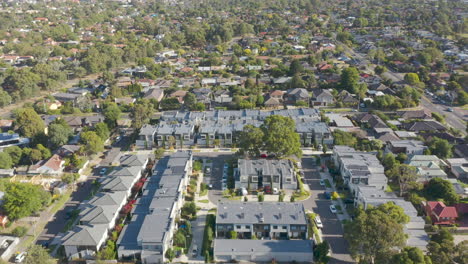 Revelación-Aérea-Del-Desarrollo-De-Edificios-De-Casas-Adosadas-Contemporáneas-Entre-La-Expansión-Suburbana