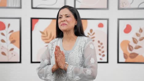 Indische-Mutter-Grüßt-Alle-Mit-Namaste