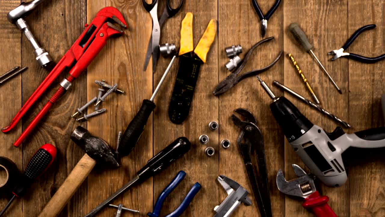 나무 테이블에 손 도구, 로고 인트로 애니메이션 스 모션