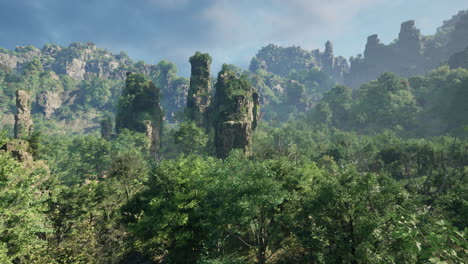 una vista panorámica de una cordillera con un bosque en primer plano
