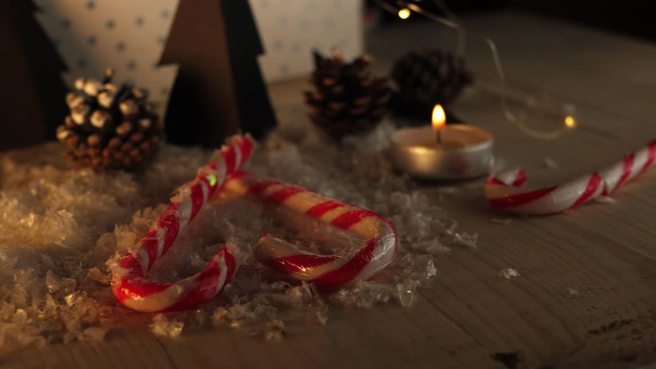 bastón de caramelo, amor, corazón, y, adornos navideños, en, cálido, vela, escena, medio, alejar, tiro