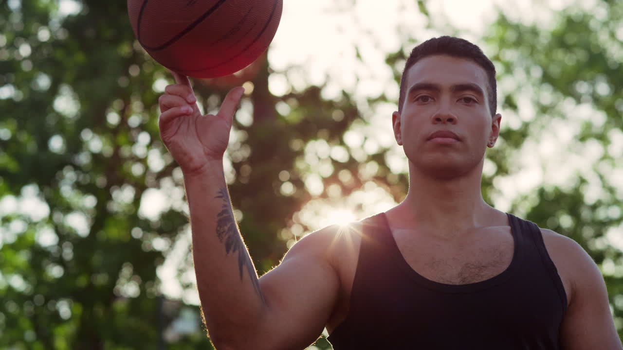 retrato de un jugador fuerte entrenando baloncesto callejero en el patio de juegos deportivos.