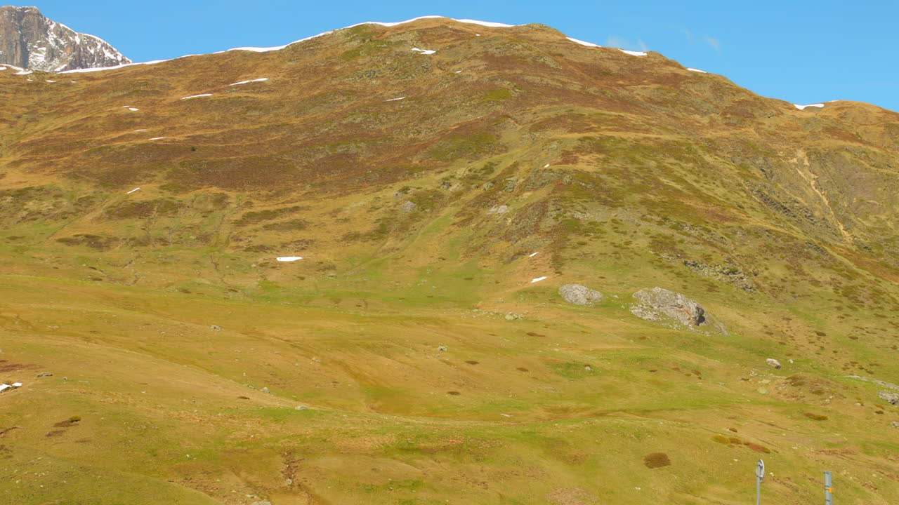 Ripresa in tilt di una montagna lussureggiante nei Pirenei, Francia.