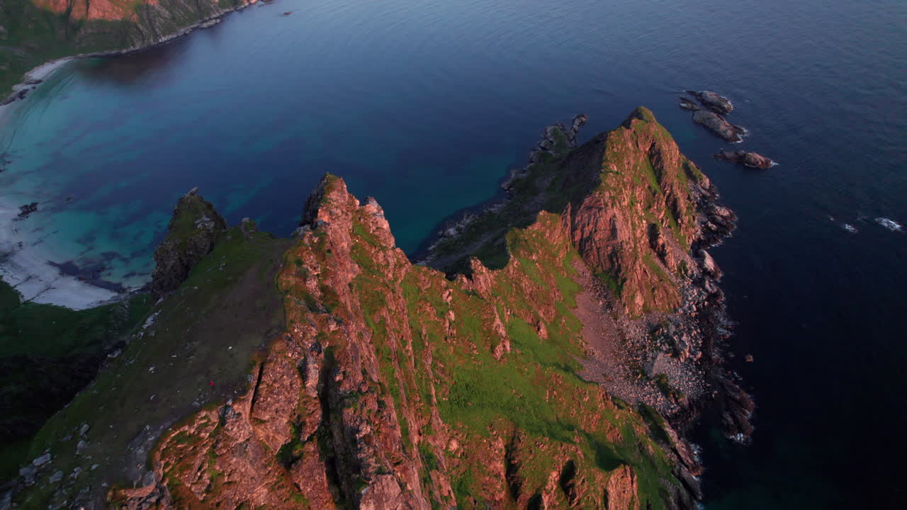 турист наслаждается захватывающим видом во время полуночного солнца на хребте матинден на андойе