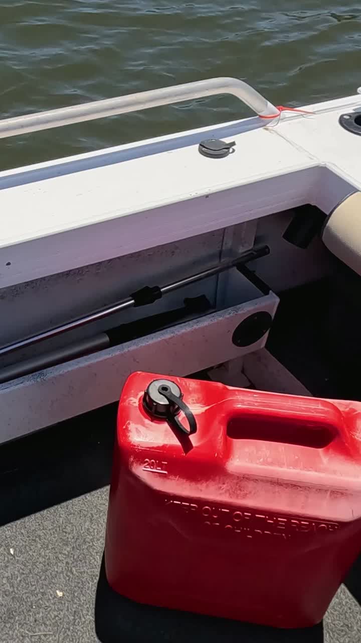 갑판에 빨간색 연료 크가 있는 보트