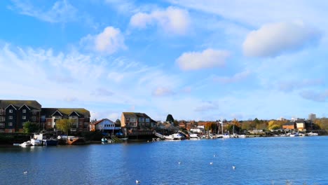 Zeitraffer-über-Einen-See-Mit-Schöner-Aussicht,-Wolken-Und-Wetter-In-Großbritannien