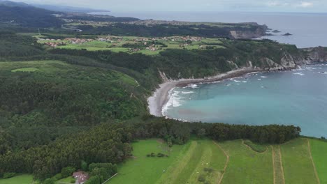 Asturien-Küste-Spanien-Schwenken-Drohne-Luftaufnahme