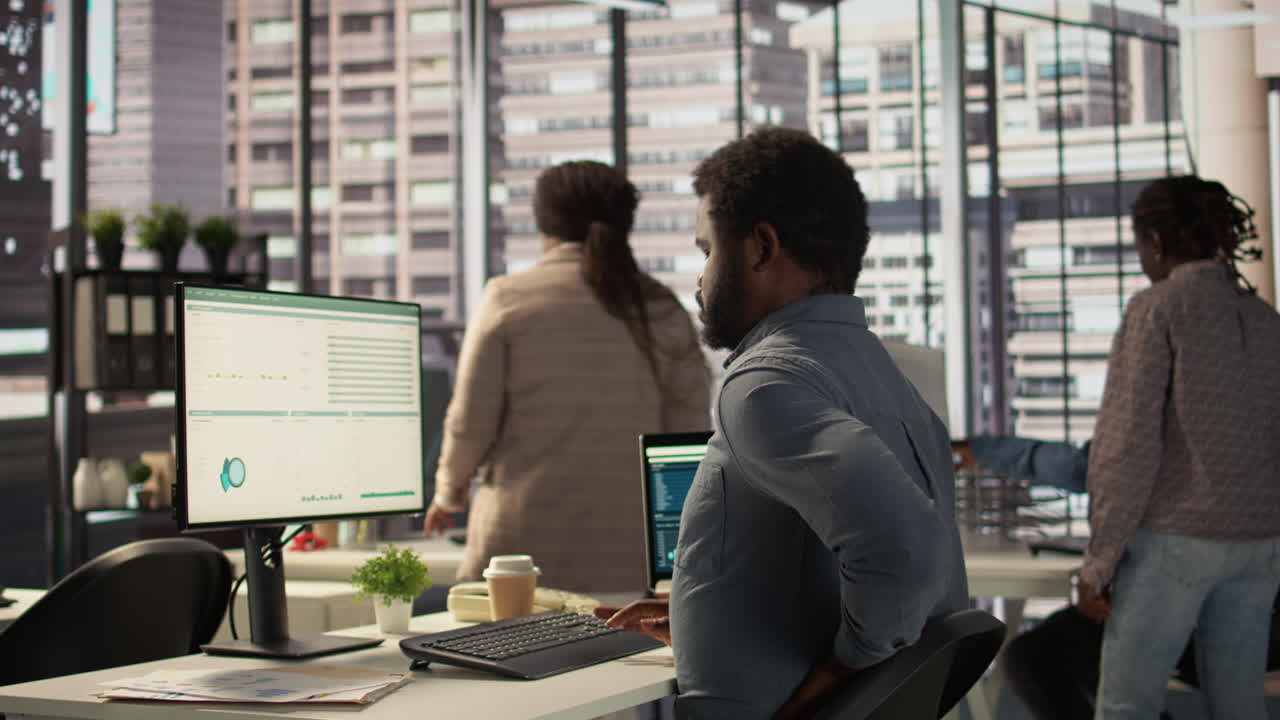 equipo trabajando en un espacio de oficina moderno