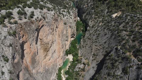 Through-the-valley-of-canyon,-the-image-of-view-from-the-valley