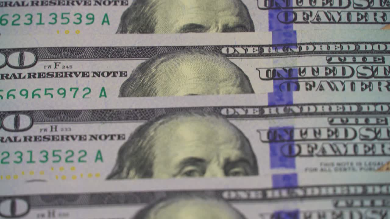 많은 달러, 달러, 달러 클로즈업: 카메라가 똑같이 배치된 지폐 위에서 니다.