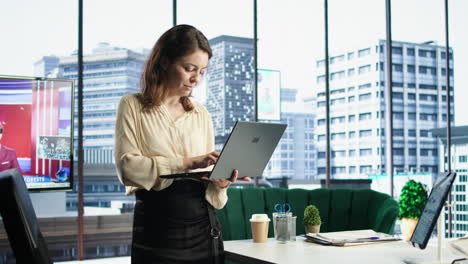 mujer de negocios con habilidades de liderazgo crea un informe financiero