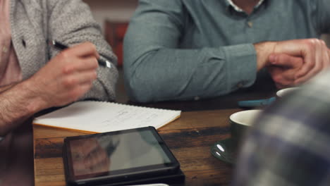 equipo de negocios en primer plano usando una tableta digital en un café