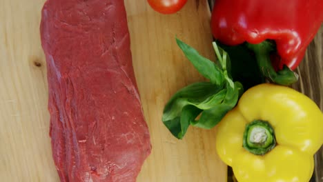 pan de carne de lomo y ingredientes en tablero de madera