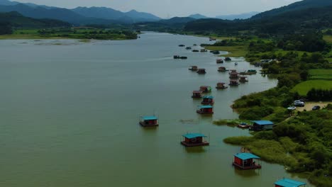 pequeños bungalows de pesca en un lago
