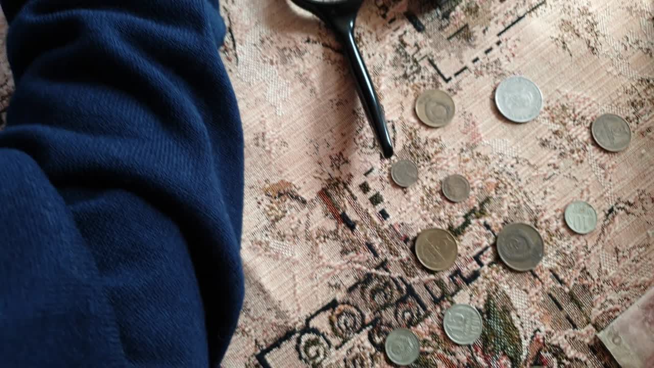 동전 평가자, 동전 수집가, 고대 동전을 고려하는 사람.