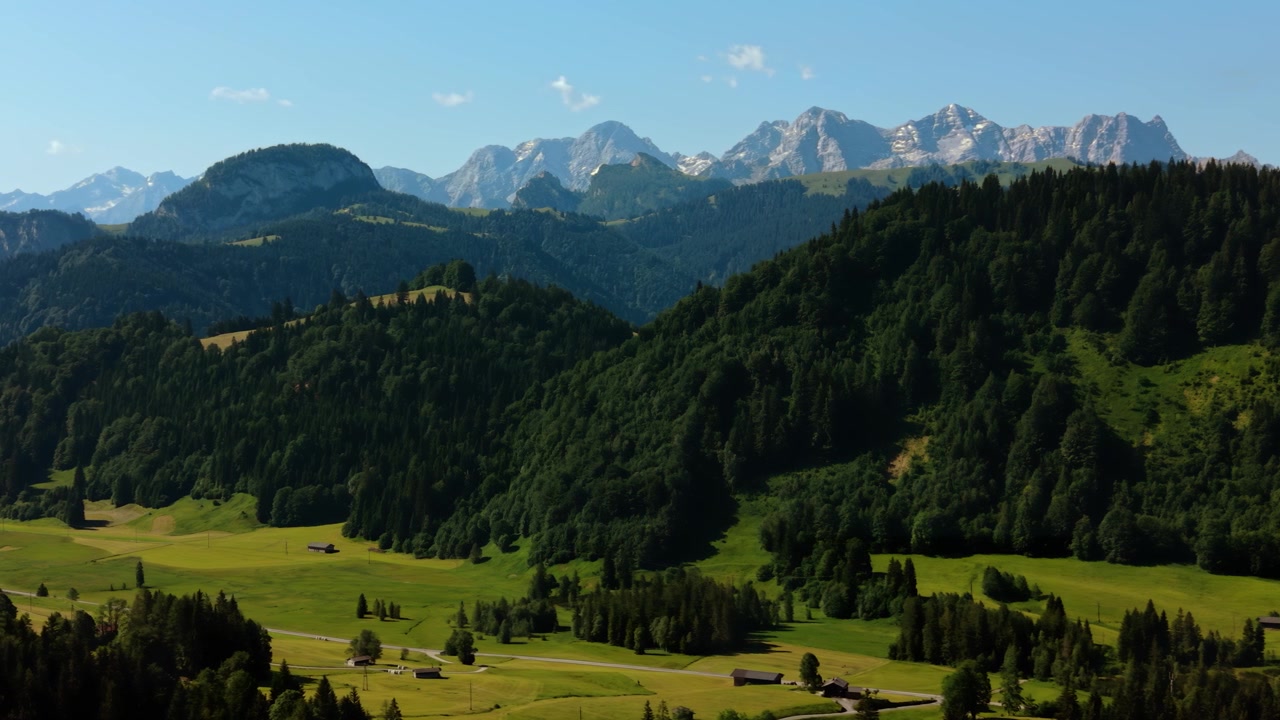Bellezza naturale della valle alpina di Heutal in Austria con rigogliose colline verdi e alte catene montuose. Vista aerea.