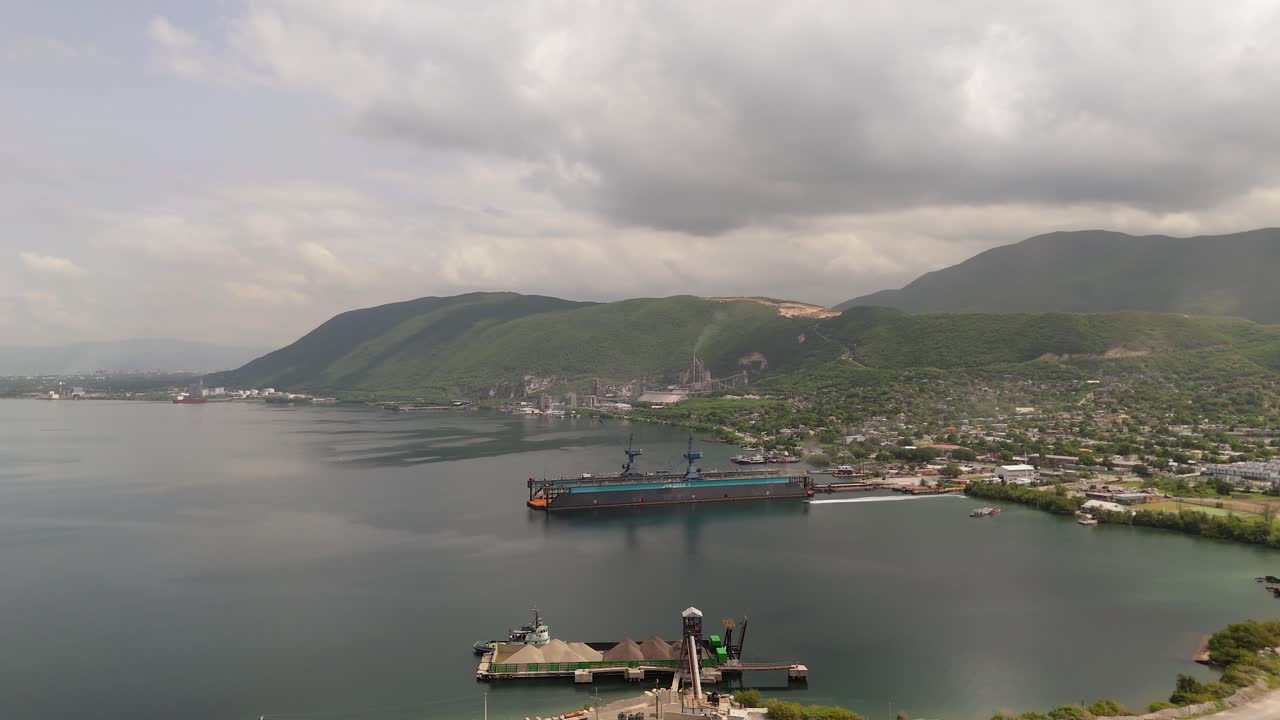 산과 함께 킹스턴 항구의 공중 풍경